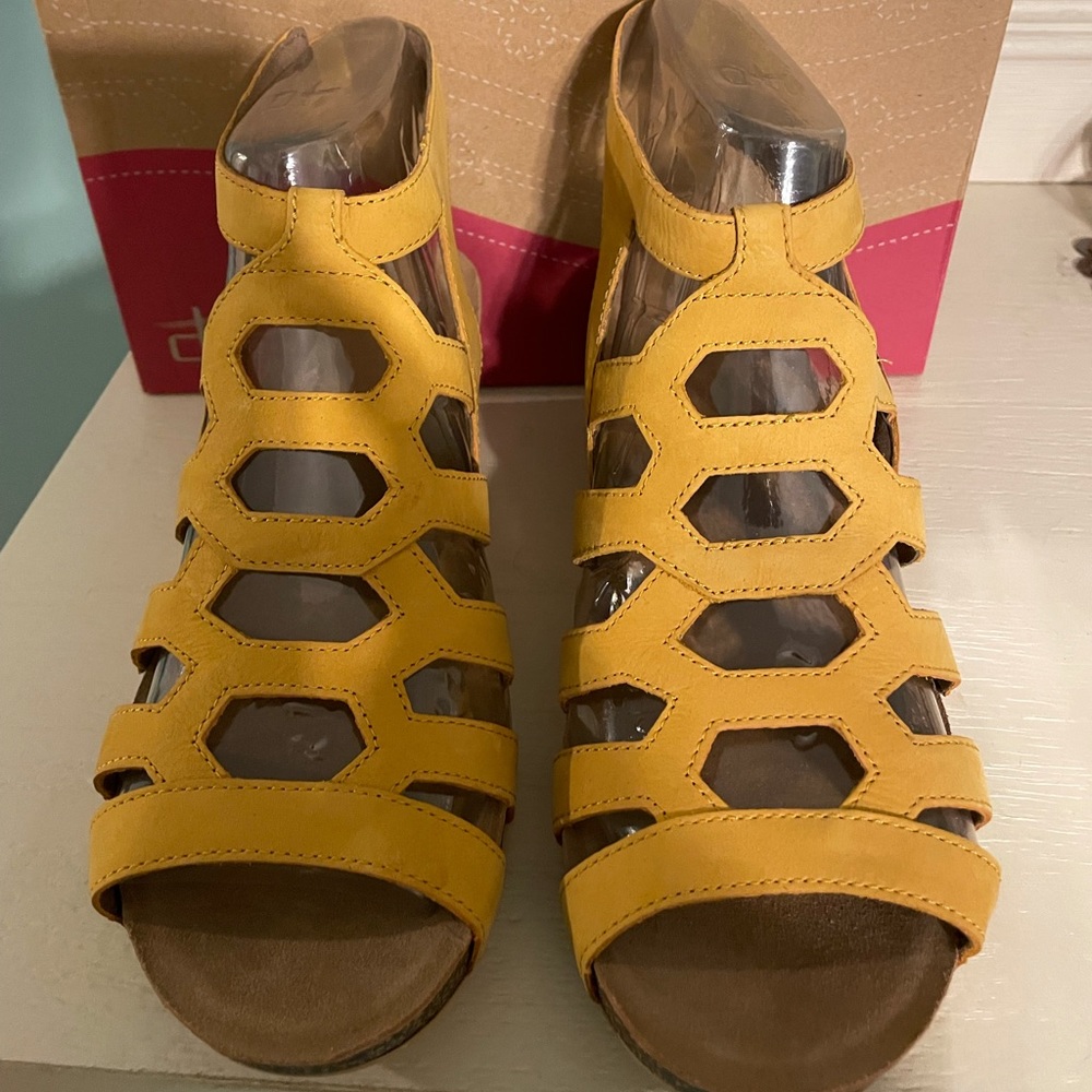 *NEW* Dansko Wedge Sandals Sz40 (US 9.5)